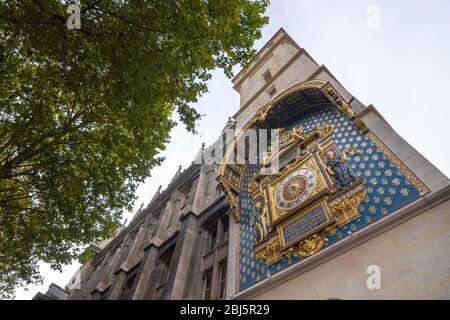 PARIS - 17. SEPTEMBER 2014: Der Uhrturm oder Tour de l'Horloge, La Conciergerie, Paris, Frankreich. Erste öffentliche Uhr in Frankreich installiert um 1350- Stockfoto