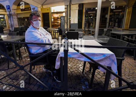 Padua, Italien. April 2020. Padua 28/04/2020 Coronavirus, Bars und Restaurants in Revolte. Ein Tag der Proteste, die immer mehr in den Ausschreitungen der Regierung zu sehen sind, insbesondere bei jenen Betreibern, die von der Wiedereröffnung ausgeschlossen wurden. In Padua inszenierten die Besitzer von Bars, Clubs und Restaurants einen Flash Mob mit einer einzigen Bitte: 'Sofort öffnen'. Geschlossene Räume und Beleuchtung an. "Mit der Schließung von Bars und Restaurants 5 Milliarden Schaden". Quelle: Unabhängige Fotoagentur/Alamy Live News Stockfoto