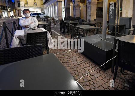 Padua, Italien. April 2020. Padua 28/04/2020 Coronavirus, Bars und Restaurants in Revolte. Ein Tag der Proteste, die immer mehr in den Ausschreitungen der Regierung zu sehen sind, insbesondere bei jenen Betreibern, die von der Wiedereröffnung ausgeschlossen wurden. In Padua inszenierten die Besitzer von Bars, Clubs und Restaurants einen Flash Mob mit einer einzigen Bitte: 'Sofort öffnen'. Geschlossene Räume und Beleuchtung an. "Mit der Schließung von Bars und Restaurants 5 Milliarden Schaden". Quelle: Unabhängige Fotoagentur/Alamy Live News Stockfoto