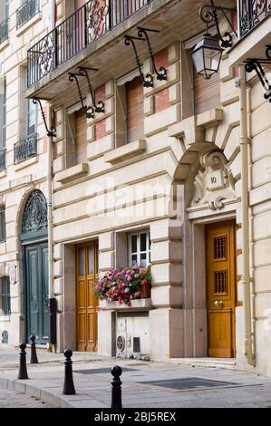 PARIS - 17. SEPTEMBER 2014: Typisches Design der Pariser Architektur. Die Fassade eines französischen Gebäudes im modernen Stil mit französischen Balkonen in Paris, Frankreich. Stockfoto