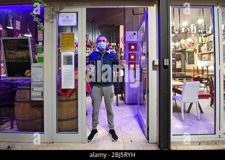 Padua, Italien. April 2020. Padua 28/04/2020 Coronavirus, Bars und Restaurants in Revolte. Ein Tag der Proteste, die immer mehr in den Ausschreitungen der Regierung zu sehen sind, insbesondere bei jenen Betreibern, die von der Wiedereröffnung ausgeschlossen wurden. In Padua inszenierten die Besitzer von Bars, Clubs und Restaurants einen Flash Mob mit einer einzigen Bitte: 'Sofort öffnen'. Geschlossene Räume und Beleuchtung an. "Mit der Schließung von Bars und Restaurants 5 Milliarden Schaden". Quelle: Unabhängige Fotoagentur/Alamy Live News Stockfoto