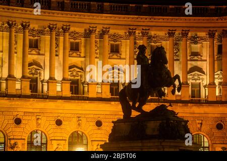 Die Hofburg bei Nacht - Statue von Prinz Eugen am Heldenplatz, Wien, Niederösterreich, Österreich Stockfoto