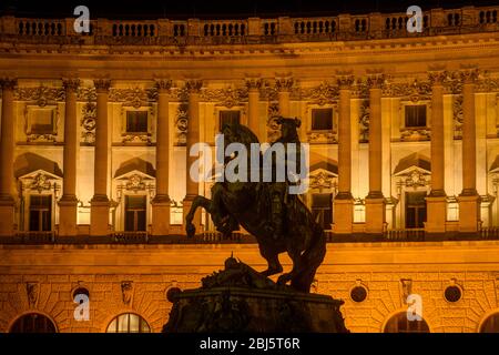 Die Hofburg bei Nacht - Statue von Prinz Eugen am Heldenplatz, Wien, Niederösterreich, Österreich Stockfoto