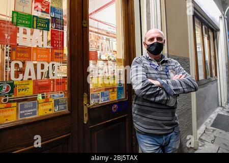 Padua, Italien. April 2020. Padua 28/04/2020 Coronavirus, Bars und Restaurants in Revolte. Ein Tag der Proteste, die immer mehr in den Ausschreitungen der Regierung zu sehen sind, insbesondere bei jenen Betreibern, die von der Wiedereröffnung ausgeschlossen wurden. In Padua inszenierten die Besitzer von Bars, Clubs und Restaurants einen Flash Mob mit einer einzigen Bitte: 'Sofort öffnen'. Geschlossene Räume und Beleuchtung an. "Mit der Schließung von Bars und Restaurants 5 Milliarden Schaden". Quelle: Unabhängige Fotoagentur/Alamy Live News Stockfoto