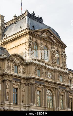 PARIS - 17. SEPTEMBER 2014: Louvre-Palast, Denon-Flügel. Das Louvre Museum ist eines der größten Museen der Welt und ein historisches Denkmal in Paris, Frankreich Stockfoto