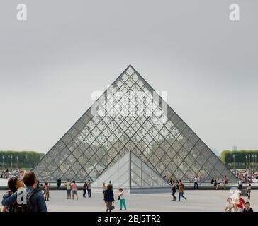 PARIS - 17. SEPTEMBER 2014: Die Pyramide des Louvre im Peis. Das Louvre Museum ist eines der größten Museen der Welt und ein historisches Denkmal in Paris, Frankreich. A Stockfoto