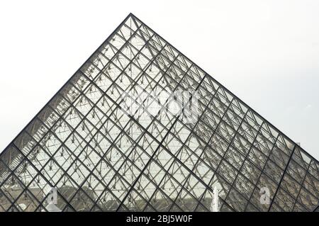 PARIS - 17. SEPTEMBER 2014: Die Pyramide des Louvre im Peis. Das Louvre Museum ist eines der größten Museen der Welt und ein historisches Denkmal in Paris, Frankreich. A Stockfoto