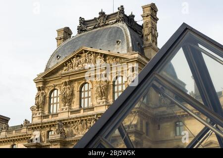 PARIS - 17. SEPTEMBER 2014: Louvre-Palast und im Peis-Pyramide. Das Louvre Museum ist eines der größten Museen der Welt und ein historisches Denkmal in Paris Stockfoto