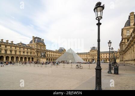 PARIS - 17. SEPTEMBER 2014: Louvre-Palast und im Peis-Pyramide. Das Louvre Museum ist eines der größten Museen der Welt und ein historisches Denkmal in Paris Stockfoto