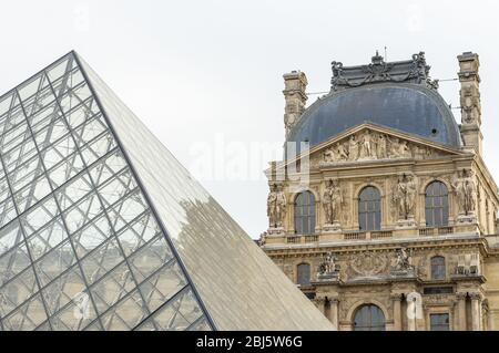 PARIS - 17. SEPTEMBER 2014: Louvre-Palast und im Peis-Pyramide. Das Louvre Museum ist eines der größten Museen der Welt und ein historisches Denkmal in Paris Stockfoto