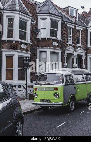 London/UK-30/07/18: Lemon gelb Volkswagen Typ 2, offiziell als Transporter bekannt. Wegen seiner Popularität während der Gegenkulturbewegung, Stockfoto