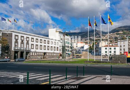 Funchal, Portugal - 10. November 2019: Autonomy Square, Gebäude des Zollbüros Alfandega do Funchal und das Denkmal die Autonomie von Madeira Stockfoto