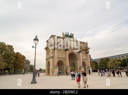 PARIS - 17. SEPTEMBER 2014: Touristen in der Nähe des Triumphbogens von Carrousel. Es ist ein Triumphbogen in Paris, auf dem Place du Carrousel und ist Deriv Stockfoto