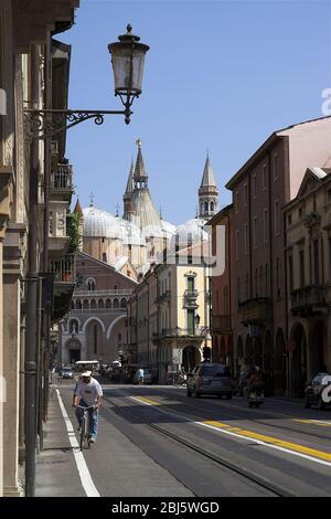 Padua, Italien, Straße, mit einer Laterne gegen den Himmel, die zur Basilika des heiligen Antonius. Straße, die zur Basilika des Heiligen Antonius führt. Stockfoto