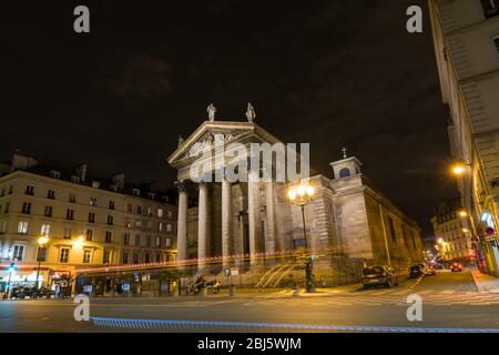 PARIS - 17. SEPTEMBER 2014: Nachtansicht der Südfassade der Kirche Notre-Dame-de-Lorette. Es ist eine neoklassische Kirche im 9. Arrondissement von Pa Stockfoto