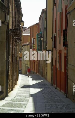 Soria, Spanien, EINE kleine, schmale Straße an einem sonnigen Tag. Soria, Spanien, eine kleine, schmale Straße an einem sonnigen Tag. Soria, Hiszpania, mała uliczka Stockfoto