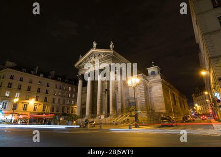 PARIS - 17. SEPTEMBER 2014: Nachtansicht der Südfassade der Kirche Notre-Dame-de-Lorette. Es ist eine neoklassische Kirche im 9. Arrondissement von Pa Stockfoto