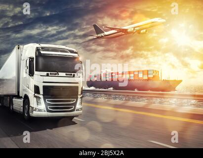 Versand von Waren auf dem Seeweg, zu Land und in der Luft mit Frachtschiff, LKW und Flugzeug bei Sonnenuntergang Stockfoto