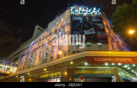 PARIS - 17. SEPTEMBER 2014: Nachtansicht der Fassade der berühmten Lafayette galeries. Paris, Frankreich. Stockfoto