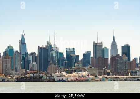 NEW YORK, USA - 28. April 2020: USNS Comfort Park am Pier während des Ausbruch der Coronavirus-Pandemie und der baldige Abflug ist geplant. Stockfoto