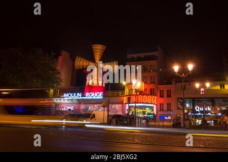 PARIS - 17. SEPTEMBER 2014: Das Moulin Rouge bei Nacht. Moulin Rouge ist ein berühmtes Kabarett und thater, das 1889 im Pariser Rotlichtviertel erbaut wurde Stockfoto