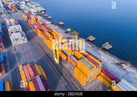 Luftaufnahme der Containerfläche im Hafen Stockfoto