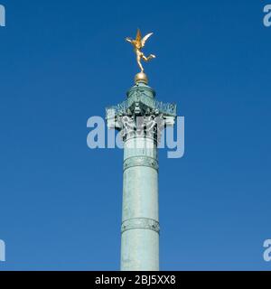 Die Julisäule oder Colonne de Juillet ist eine monumentale Säule in Paris, die an die Revolution von 1830 erinnert. Es steht im Zentrum des Place de la Stockfoto