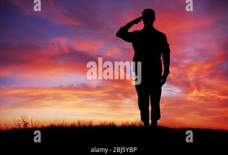 Soldat Ganzkörper Silhouette salutieren Geste bei Sonnenuntergang Kopie Raum Stockfoto