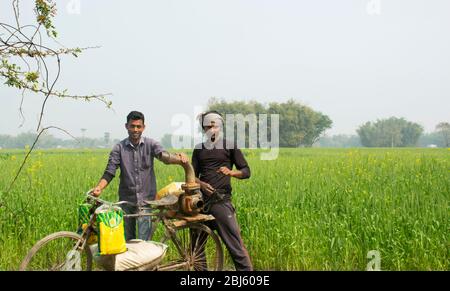 Indischer Bauer mit Wasserpumpe Stockfoto