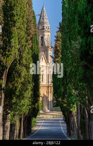 Kirche Madonna di San Biagio am Ende einer Zypressenreihe in der Nähe von Montepulciano, Toskana, Italien Stockfoto