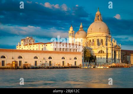 Sonnenaufgang über Santa Maria della Salute entlang des Canale Grande, Venedig, Venetien, Italien Stockfoto