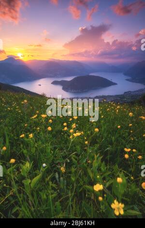 Sonnenuntergang über dem See Iseo und Montisola, Provinz Brescia, Lombardei, Italien Stockfoto