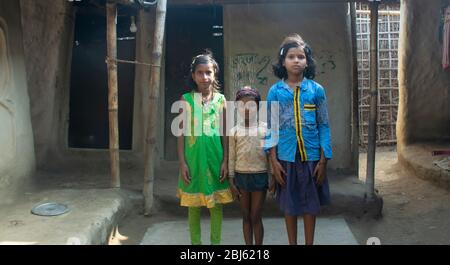 Glückliche junge arme indische Kinder lächelnd, Bihar, Indien Stockfoto
