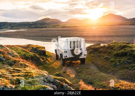 4x4 Truck blickt auf die Landschaft des Sonnenaufgangs in Island Stockfoto