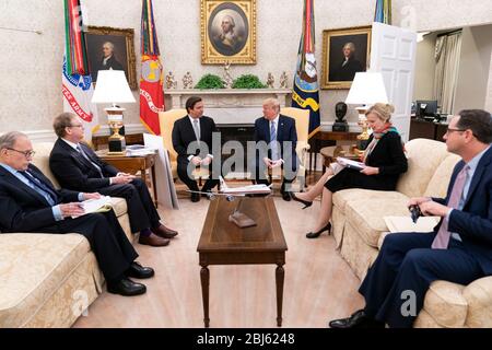 Washington, Vereinigte Staaten Von Amerika. April 2020. Washington, Vereinigte Staaten von Amerika. 28 April 2020. US-Präsident Donald Trump, rechts, hält ein Treffen mit Florida Gouverneur. Ron DeSantis im Oval Office des Weißen Hauses 28. April 2020 in Washington, DC. Kredit: Sealah Craighead/White House Foto/Alamy Live News Stockfoto