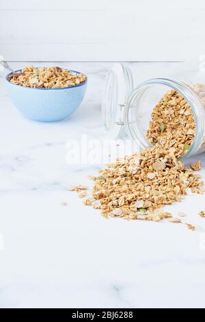 Hausgemachte gesunde Müsli, zuckerfrei. Gesunder Lebensstil und veganes Konzept. Stockfoto