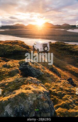 4x4 Truck blickt auf die Landschaft des Sonnenaufgangs in Island Stockfoto