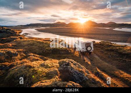 4x4 Truck blickt auf die Landschaft des Sonnenaufgangs in Island Stockfoto