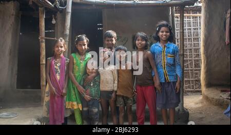 Glückliche junge arme indische Kinder lächelnd, Bihar, Indien Stockfoto