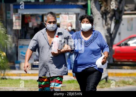 Lima, Peru. April 2020. Die Menschen warten vor dem ...