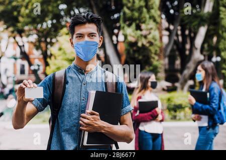 mexikanischer Student trägt Maske Gesicht, um Infektion oder Atemwegserkrankungen zu verhindern, Mexikaner mit Schutz gegen ansteckende Coronavirus in Mexiko La Stockfoto