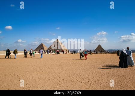 Giza, Egipt. 09. Dez 2008 eine Aussichtsplattform mit Touristen. Gizeh Plateau in Ägypten, die die große Pyramide von Gizeh, die Pyramide von Khafre, und Stockfoto