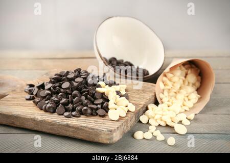 Schokoladenstückchen auf Holzhintergrund Stockfoto