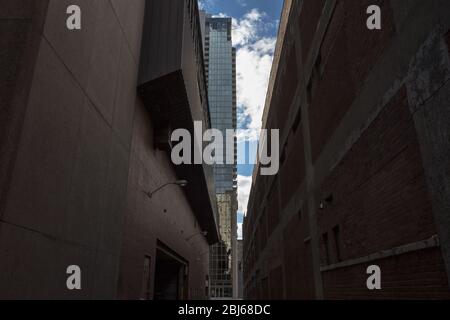 Sackgasse am Fuße der Wolkenkratzer im Zentrum von Montreal, Quebec, Kanada, im CBD. Montreal ist ein wichtiger nordamerikanischer Wirtschaftsstandort. Bild Stockfoto