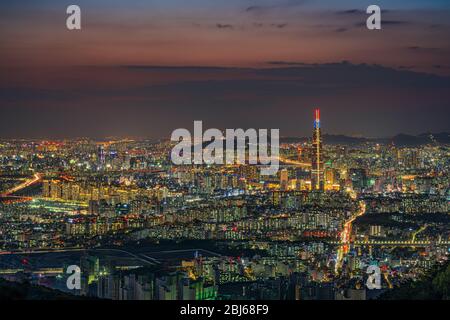 Namhansanseong, Südkorea - 26. APRIL 2020: Der Namhansanseong Provincial Park, der Heimat der gleichnamigen Festung, ist eine UNESCO-Stätte mit Blick auf Seoul. Stockfoto