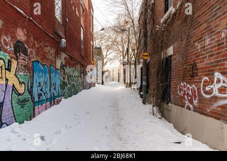 Schneebedeckte Gasse in Montreals Plateau-Viertel, Quebec, Kanada Stockfoto