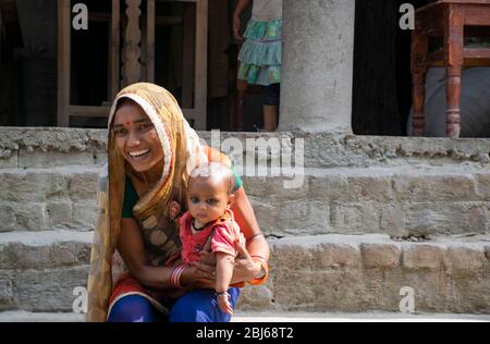 Glückliche Mutter und ihr Kind im ländlichen Dorf, Indien Stockfoto