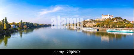 Panorama Blick auf die Donau in Bratislava, Slowakei. Bratislava Castle Gebäude auf der rechten Seite. Sonniger Herbsttag Stockfoto