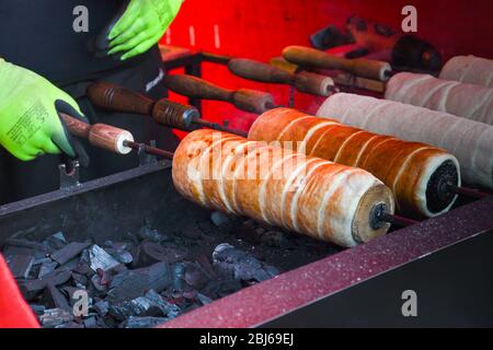 Kurtos kalacs oder Schornsteinkuchen, Kochen auf Holzkohlegrill, Street Food traditionelle ungarische, während des Food Festival. Kurtos Kalacs traditiona Stockfoto