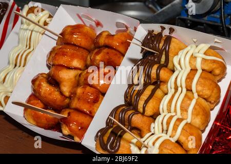 Nahaufnahme Donuts zum Verkauf in Bäckerei im Supermarkt.leckeres Frühstück Dessert für Kaffeepause am Morgen. Stockfoto